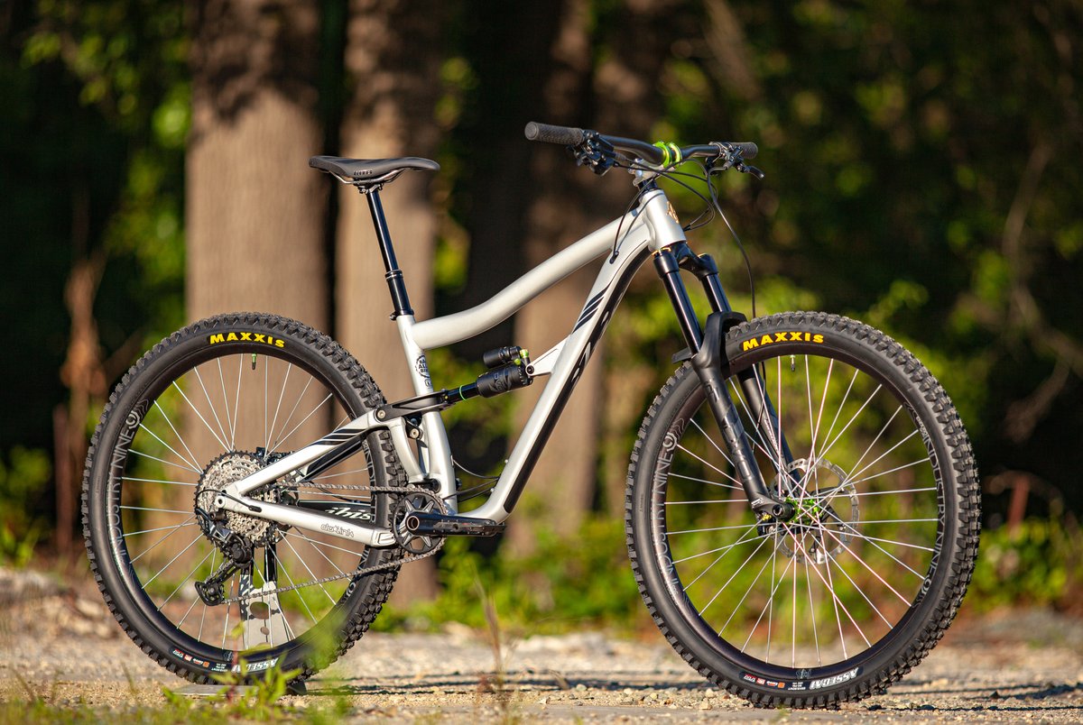 IbisCycles's tweet photo. Check out this custom Ripmo AF from @backalleybikes! We love the combination of Shimano SLX drivetrain and brakes, with the Industry Nine wheels, stem, and One Up handlebar. Bulletproof and bling.
Where would you ride this beast?
#ridemoreworkless #ripmoAF https://t.co/TZiwO7lUvw