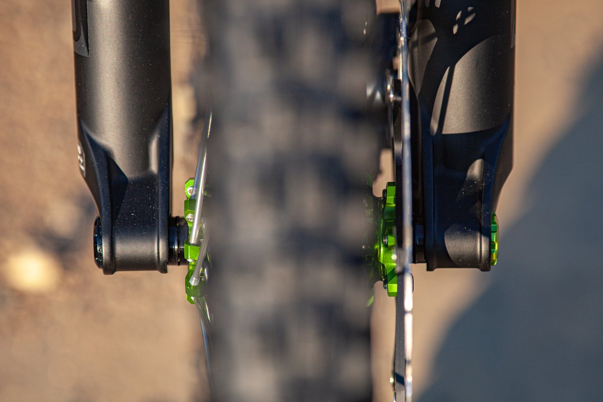 IbisCycles's tweet photo. Check out this custom Ripmo AF from @backalleybikes! We love the combination of Shimano SLX drivetrain and brakes, with the Industry Nine wheels, stem, and One Up handlebar. Bulletproof and bling.
Where would you ride this beast?
#ridemoreworkless #ripmoAF https://t.co/TZiwO7lUvw