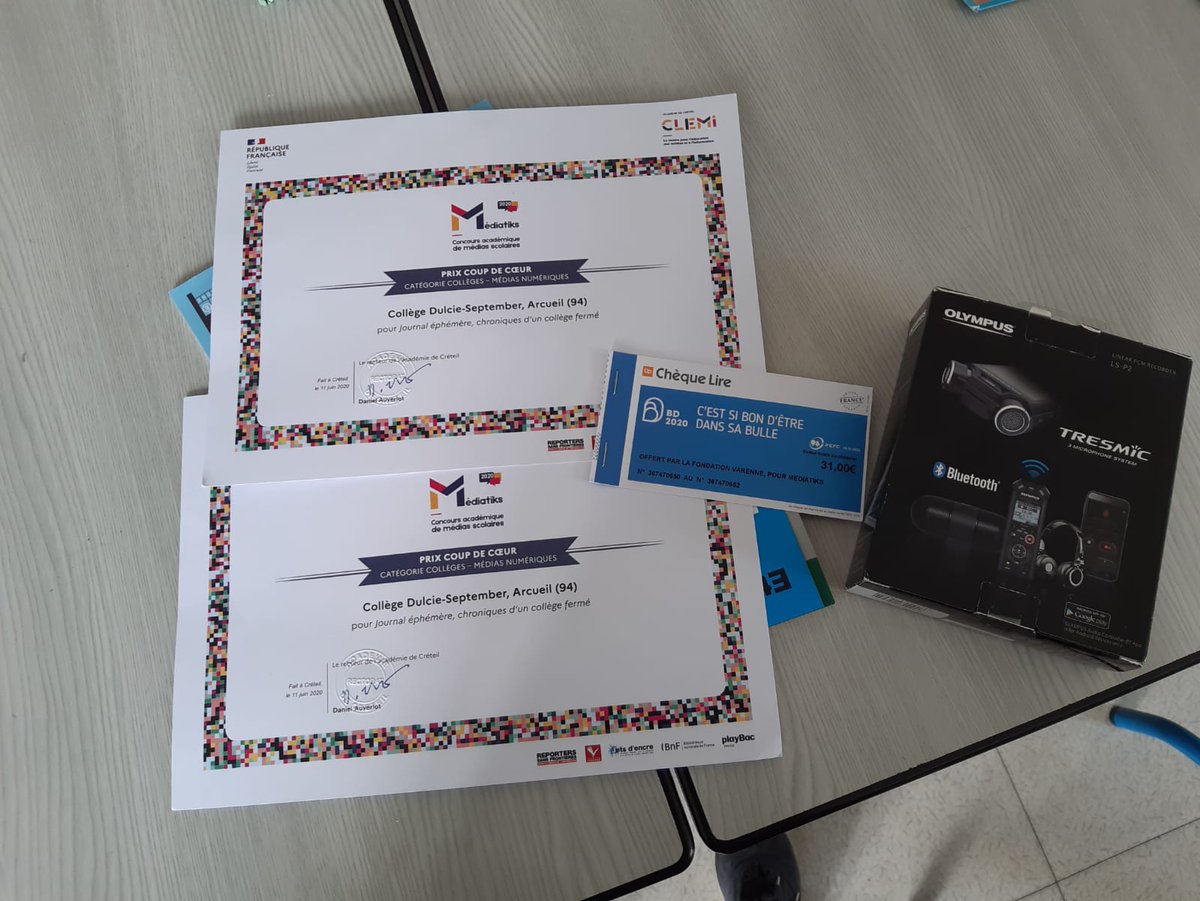JEphemere's tweet photo. Reçu aujourd'hui ! Notre prix du #ConcoursMédiatiks2020 de la part du @LeCLEMI @clemicreteil ! Le protocole sanitaire risque de ne pas nous permettre de fêter ça dignement avec les anciens 4èmes, mais on est bien fiers quand même ! https://t.co/Y3YovWp43p