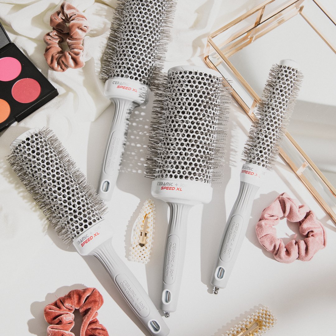 OliviaGardenInt's tweet photo. Protecting the cuticle is 🔑 to preventing breakage –– and our #SpeedXL brushes use the latest tourmaline ion technology to do just that! Plus, the extra long barrel lets you style larger sections at once and leave them all with unreal shine. 💫 #OliviaGarden #BeautyTools https://t.co/8o0CDMDPEc