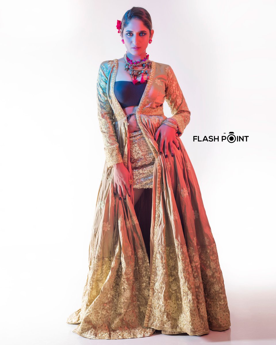 SonalActress's tweet photo. A gaze at me will make you smile. @SonalActress 

📸 @fpcreatives 

#SonalSingh #Sonal #Flashpoint #ActressSonalSingh #FlashpointCreatives #MehulShahPhotography #goldengown #hairbun #boldandbeautiful #LongGowns #ColorLight #Fashionmodel #Actress #glamourous #Style #Fashion #Love https://t.co/zKHmz0Iusd