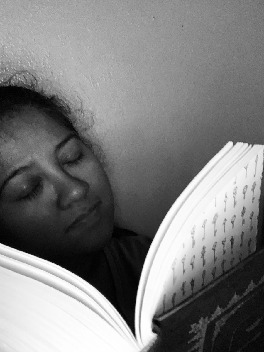 SrtaLucio's tweet photo. Yesterday was a busy day. Today I made sure to take the time to read. https://t.co/I4lU62YnNX
