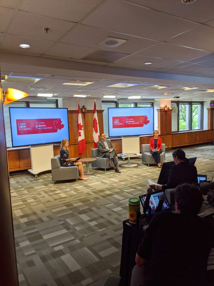 GCWCC_CCMTGC's tweet photo. Le président et la co-présidente national de la CCMTGC @SonyPerron et Erin O’Gorman et les co-animateurs @Kdlandry24 et @MelissaMass8 se préparent pour l'événement de lancement! Visionnez la webdiffusion en direct: https://t.co/uCqHMB5Oly a 13 h 00 HAE. 🍿 https://t.co/0a2vYVTyUn