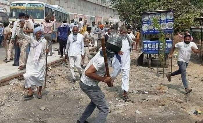 RahulMe02985343's tweet photo. "हीरोइन को पहरेदार 
अन्नदाता को लट्ठ की मार ??"

#FarmersProtest #Hariyana #KisanRally https://t.co/vO2UlUSORs