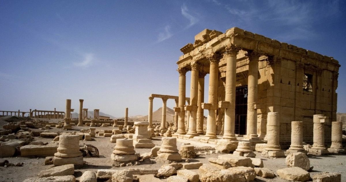 twite_live's tweet image. C’est sous la domination de l’Empire Romain et le règne de Tibère que le temple de Baal est élevé  dans la ville de Palmyre qui était à l’époque un point de passage et de croisement de routes commerciales. C’est le 30 août 2015 que Daesh a explosé le temple.#teamromains