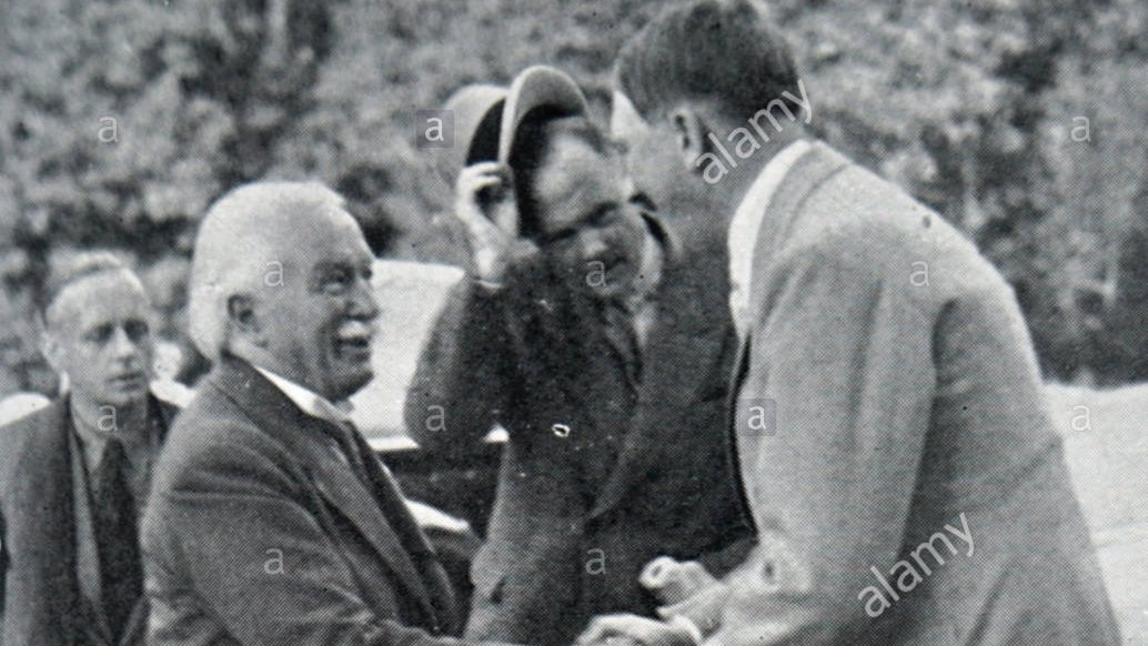 LloydGeorge170's tweet photo. Cuando Hitler ascendió al poder, Lloyd George inicialmente simpatizó con él, llamándole «el más grande alemán vivo», visitándole en el otoño de 1936 y elogiando sus obras públicas.
#ClasesDeHistoriaParaTodos 
@profe_hernandez https://t.co/GKkV8Y0HTc