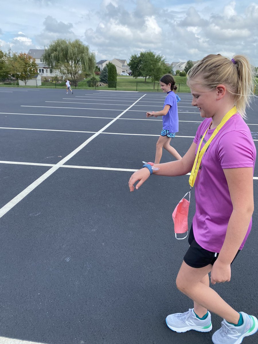 LingleAveElem's tweet image. More fun at 4th Grade recess!!  #socialdistancingfun