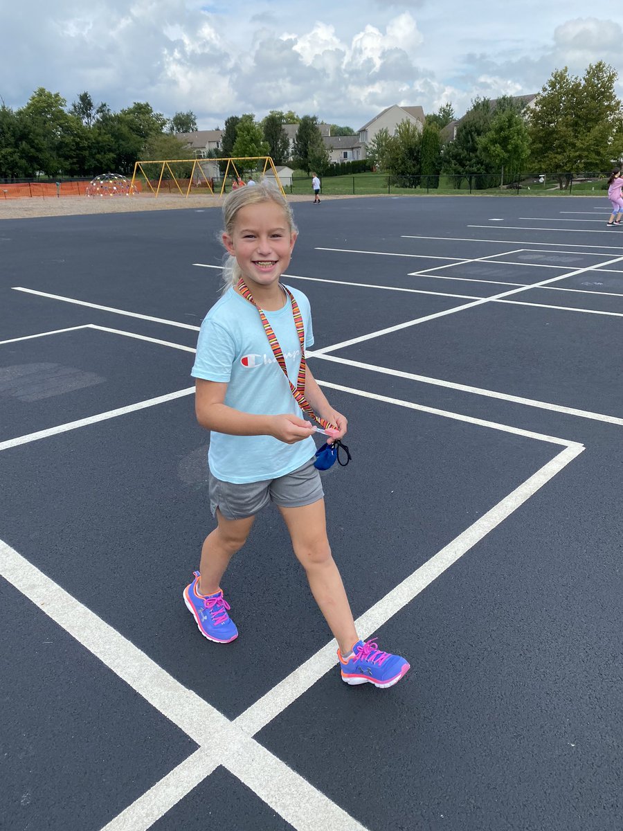 LingleAveElem's tweet image. More fun at 4th Grade recess!!  #socialdistancingfun