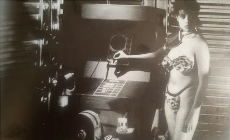 tecnodromo_pc's tweet photo. Cuando Lynch acabó de filmar Dune (1984) en los Estudios Churubusco, dejaron decorados. Años después y creyendo que se habían olvidado de ellos, en 1991 se utilizó para “Dos nacos en el planeta de las mujeres” filme intrascendente pero con decorados y escenografía de calidad https://t.co/e1leGnxeFz