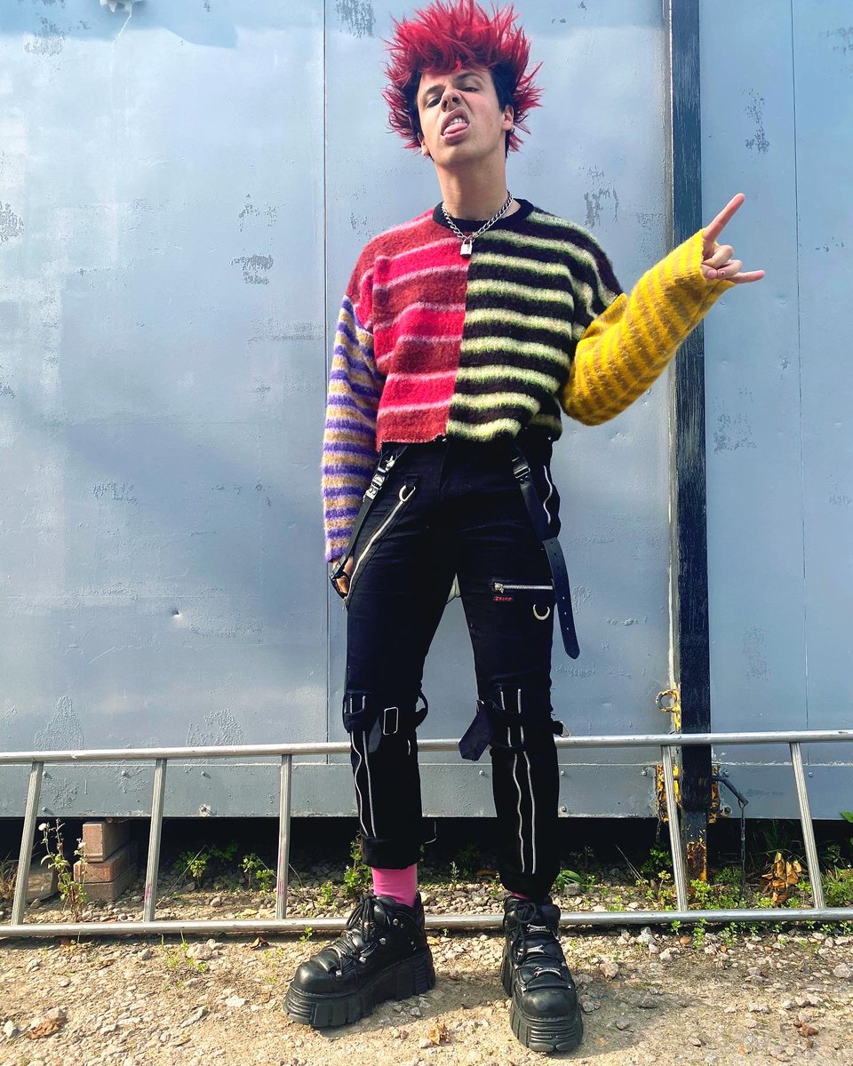 yungblud's tweet photo. lifes a tripp , then u die 🖤🧷🖤 https://t.co/ThvpeEtc7W