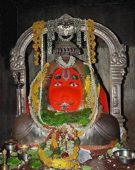  #Karmanghat  #Hanuman  #Temple,  #Hyderabad There is an interesting incident behind the location getting its new name as Karmanghat. (karo man ghat/करो मन घट ). This is the place  #Aurangazeb couldn't even enter this Temple to destroy in the year 1687. Karmanghat  #Temple was