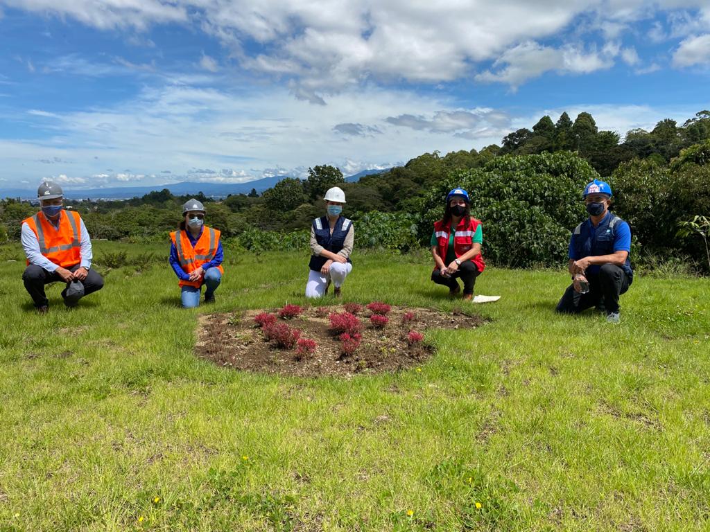ClaudiaDobles's tweet photo. #CerrandoBrechas
Esta mañana inspeccionamos el Condominio “Fénix” en La Unión de Cartago.

Las 98 familias que lo habitarán han estado trabajando para embellecer el lugar, creando jardines y sembrando césped.

@MIVAHCR @banhvi @FUPROVI https://t.co/JmrQHzs0vG