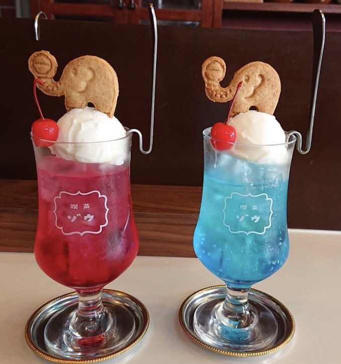 ichido_sweets's tweet photo. 京都市今出川駅から徒歩で10分のお店「喫茶ゾウ」の、見た���も美しいゾウのクッキー付きの「クリームソーダ」✨ https://t.co/eFxLvxBLVU