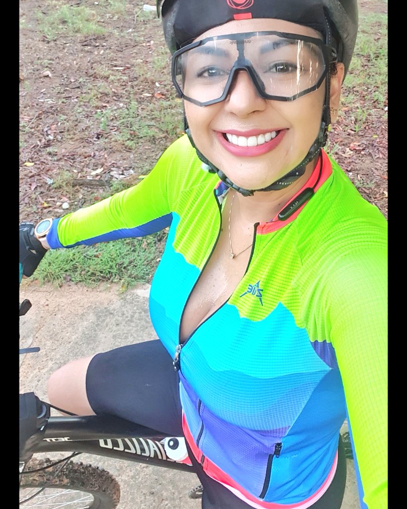 AndriuFM's tweet photo. #Sonríe, 😁 es la segunda mejor cosa que puedes hacer con tus labios 💋🥰😄

#Jueves dándole la vuelta al #AltoDeLaVuelta con el Dr. Peligro 🦋🙏👊💪 #44kms

#Valledupar #LaYDeLos💕 #LasRaices #ElAltoDeLaVuelta y cerramos con jugo de naranja 🍊 en @el_tazon_vup https://t.co/zxTpozmj5P