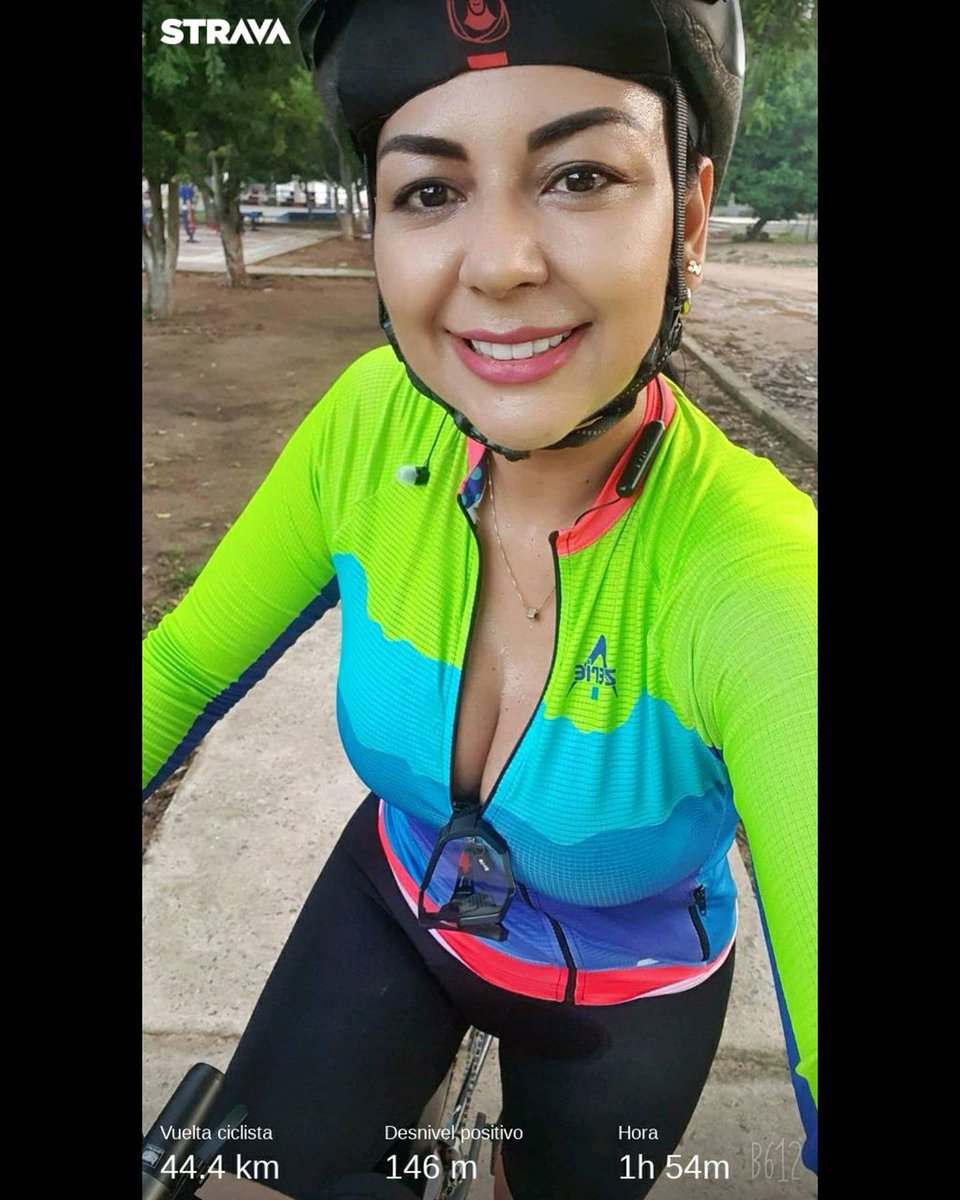 AndriuFM's tweet photo. #Sonríe, 😁 es la segunda mejor cosa que puedes hacer con tus labios 💋🥰😄

#Jueves dándole la vuelta al #AltoDeLaVuelta con el Dr. Peligro 🦋🙏👊💪 #44kms

#Valledupar #LaYDeLos💕 #LasRaices #ElAltoDeLaVuelta y cerramos con jugo de naranja 🍊 en @el_tazon_vup https://t.co/zxTpozmj5P