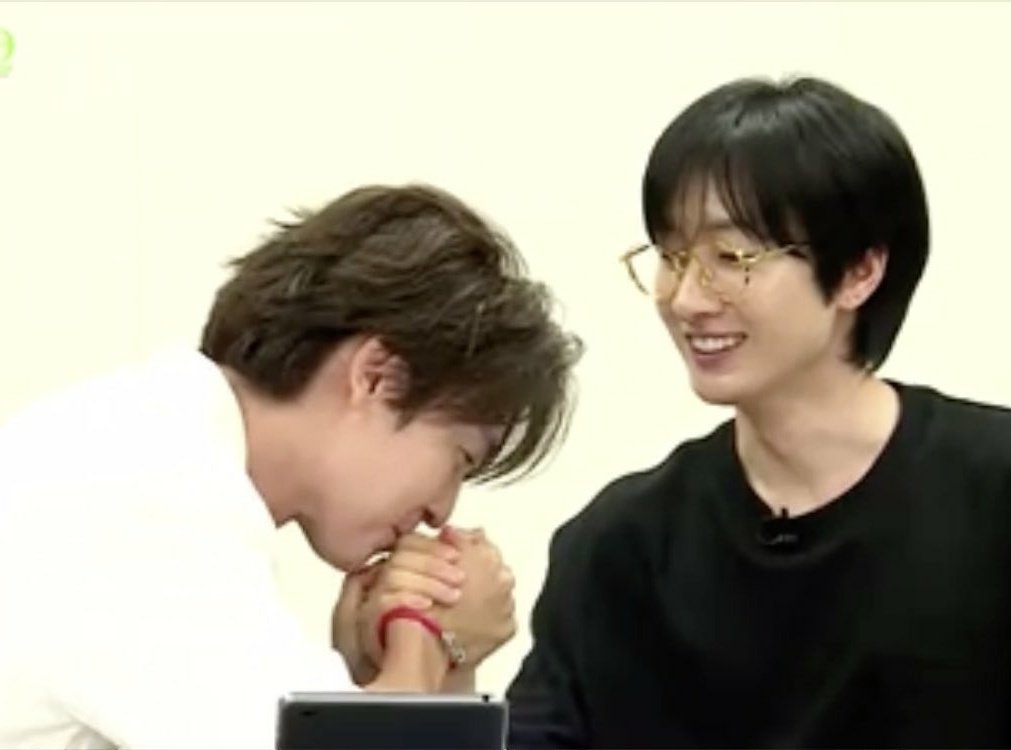 onlydalnim's tweet photo. who needs fanfics when we have donghae and hyukjae in real life https://t.co/RrXwN5jRYg