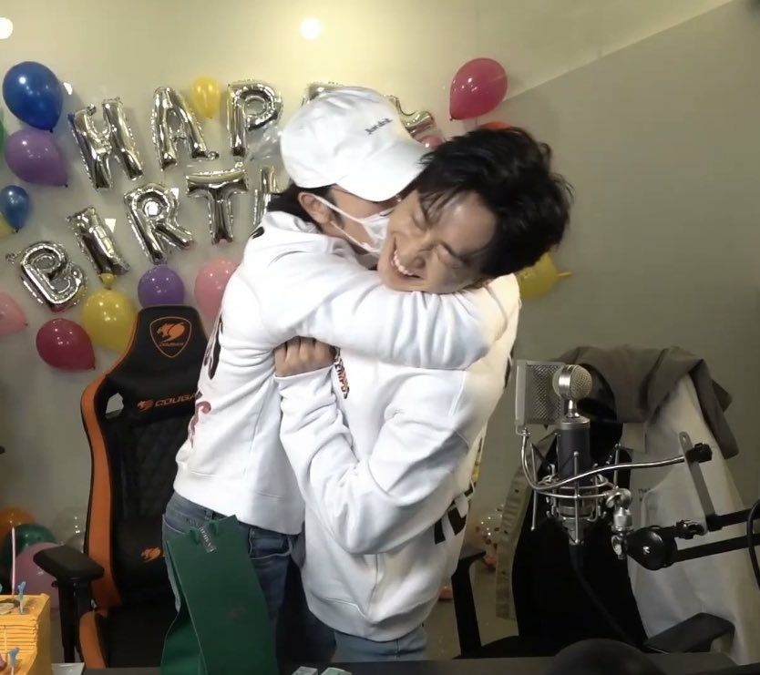 onlydalnim's tweet photo. who needs fanfics when we have donghae and hyukjae in real life https://t.co/RrXwN5jRYg
