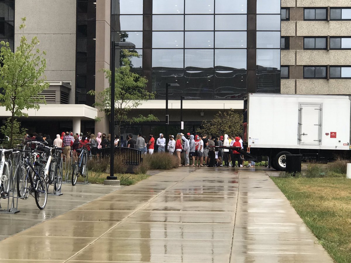 Mary Jo Ola Seeing Uw Madison Students Lining Up For Lunch At The Two Dorms In Quarantine Along With Messages In The Windows Madison T Co Qsnvzflru2