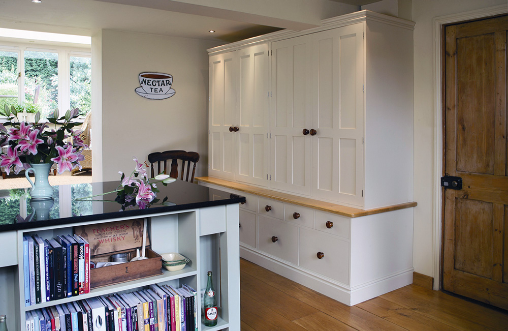 We love the style of the countryside kitchen, with the main feature being this lovely 4 Door Cupboard with Drawer base.
🔨
🔨
🔨
🔨
#kitchen #solidwoodfurniture #furniture #countryside #kent #whitepainted #bespoke #fittedfurniture #canterbury #ashford #london #surrey #traditional