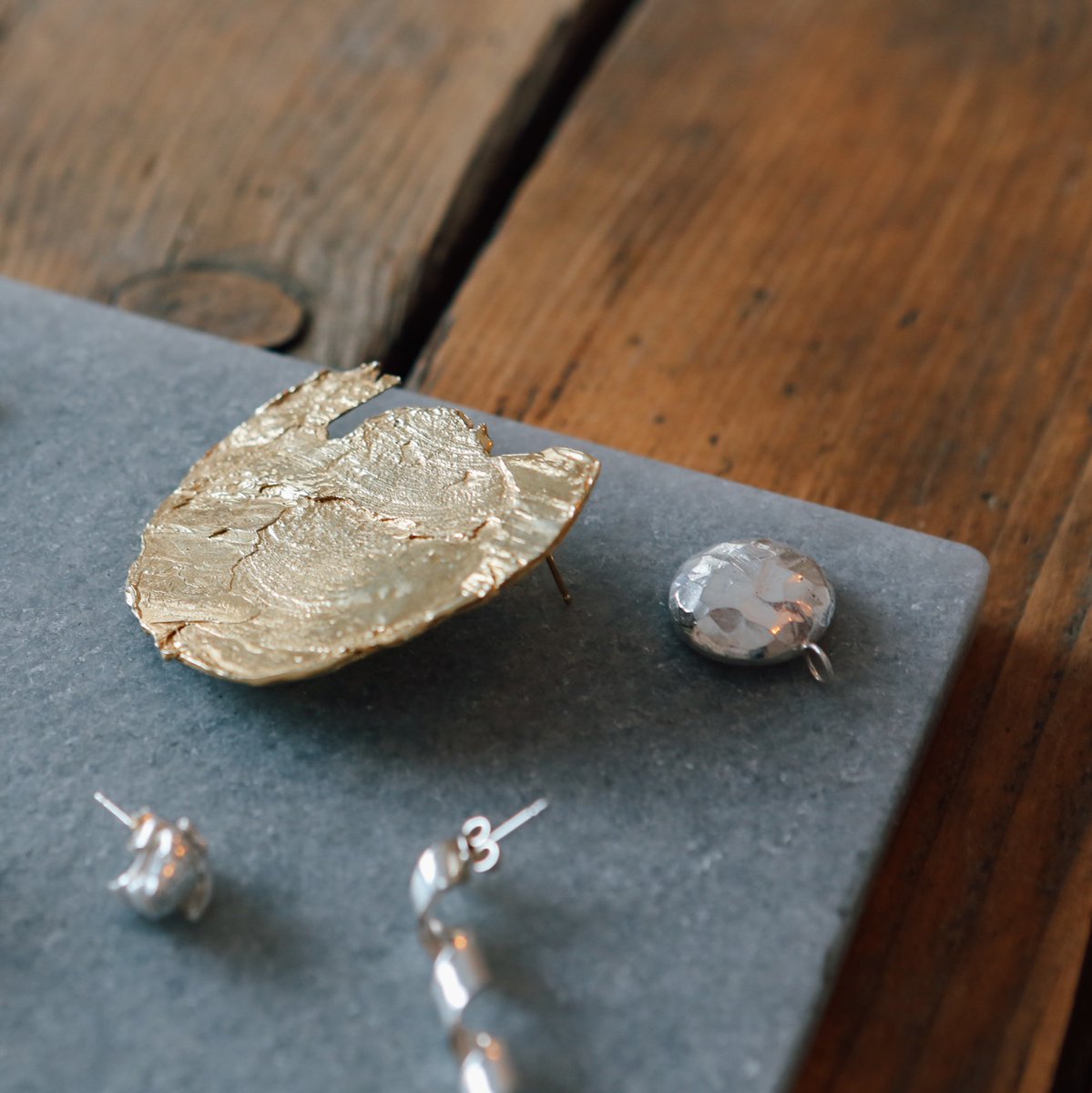 CastExperiences's tweet image. Fancy making your own Mismatched Studs? Grab your kit, this is your 1 hour heads-up! ⏰✨

See you at 7pm on IGTV, Facebook and YouTube Live for your weekly dose of creative tool hacks, kit tips and top notch inspo from CAST HQ!

experiencecast.com/cast-live/