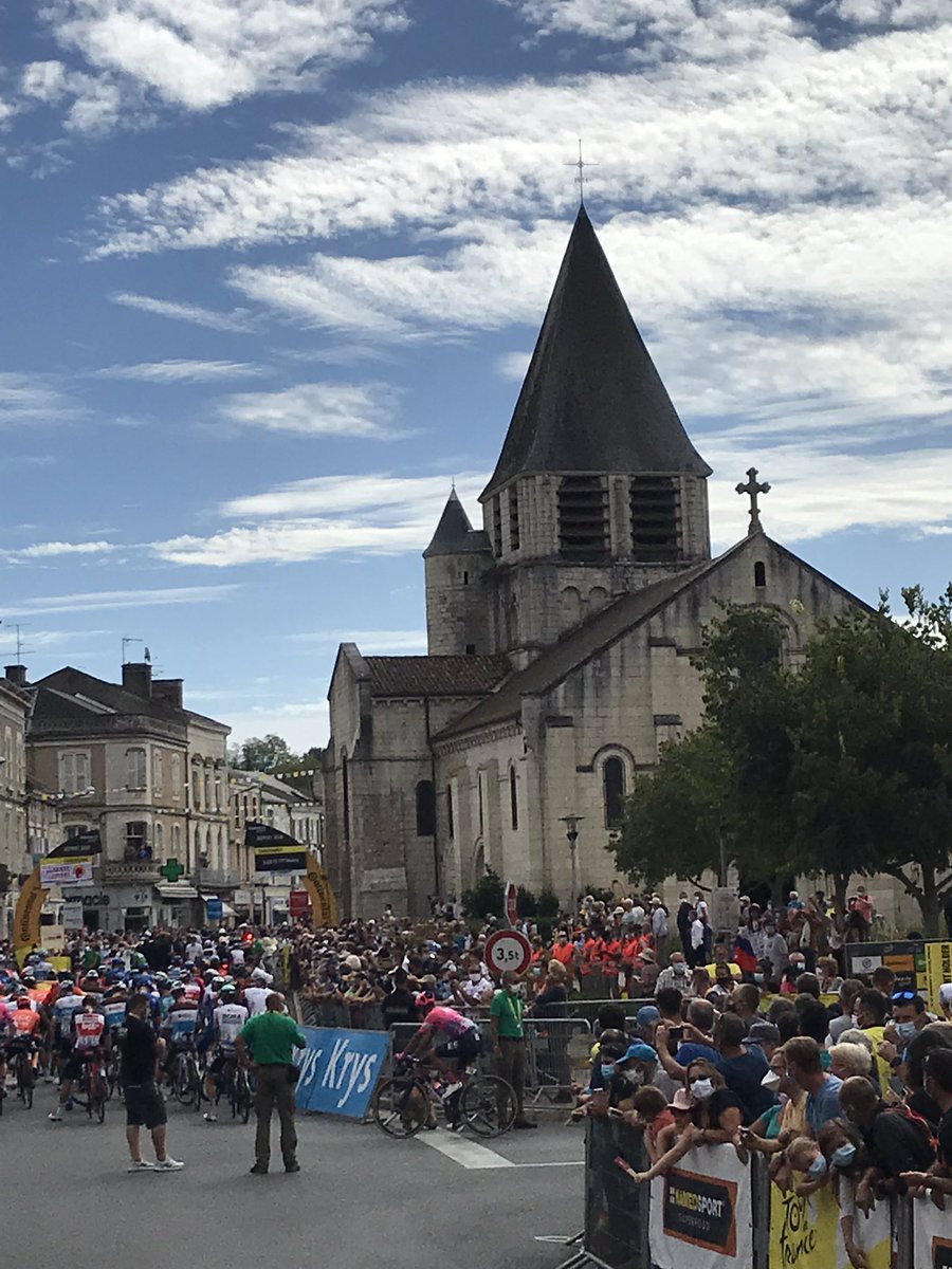 michelgelize's tweet photo. Raymond Poulidor aurait aimé cette étape avec une belle ambiance à Chauvigny et tout au long du parcours.
Avec @marcchavet nous l’avions accueilli à Macon sur le podium du @LeTour une dernière fois avec les futurs champions  @MaillotjauneLCL
Merci Poupou.
@MerciPoupou #TDF2020 https://t.co/dfMfxZ3g6d