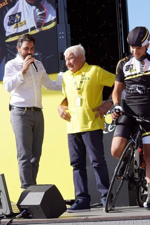 michelgelize's tweet photo. Raymond Poulidor aurait aimé cette étape avec une belle ambiance à Chauvigny et tout au long du parcours.
Avec @marcchavet nous l’avions accueilli à Macon sur le podium du @LeTour une dernière fois avec les futurs champions  @MaillotjauneLCL
Merci Poupou.
@MerciPoupou #TDF2020 https://t.co/dfMfxZ3g6d