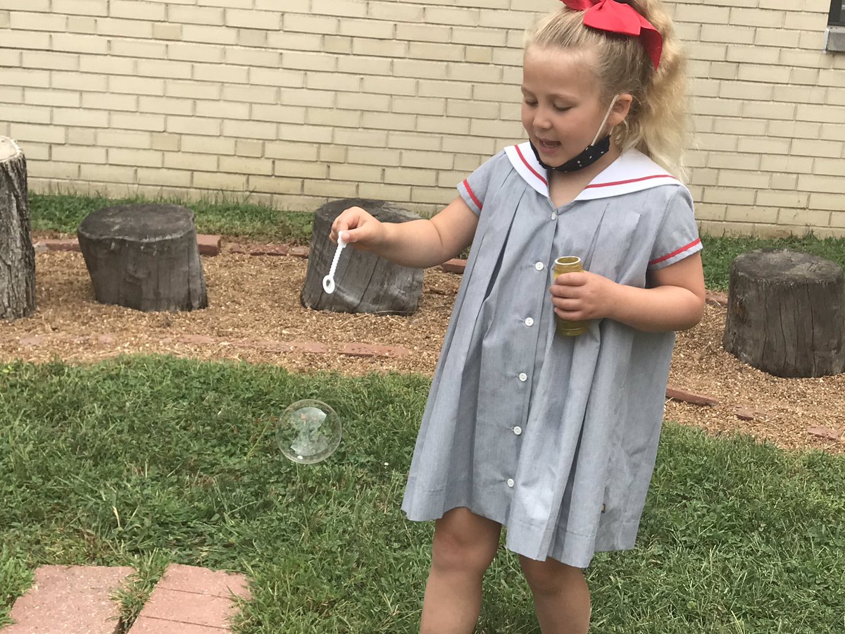 VizKindergarten's tweet photo. Finding joy with bubbles #BbWeek #WeAreVizLS #WeAreVizMontessori https://t.co/0HhUPhJHNI