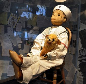 ExpedientePar's tweet photo. La leyenda dice que este muñeco está maldito. Algunas personas dicen que era usado en rituales de vudú, mientras otros que creen que, a su muerte, el artista Robert Eugene Otto poseyó este muñeco.

#terror #maldicion #miedo #muñecos #muñecomaldito #robert #chuky #muñecodiabolico https://t.co/mQwSQ15pb6