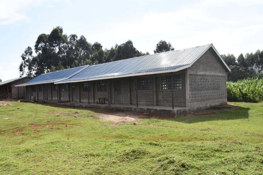 DidmusWaBarasa's tweet photo. Kikwechi Primary school pupils previously used to learn in mud-walled classrooms. We've ensured they got complete overhaul of brand new eight classes courtesy of Kimilili NG-CDF. #KimililiPeopleFirst #ThursdayMotivation https://t.co/ojHUQgSQgF