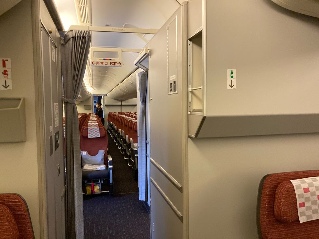 TetsuyaMariko's tweet photo. 飛行機内、乗客ほぼなし。 https://t.co/mnAT7GT5SR
