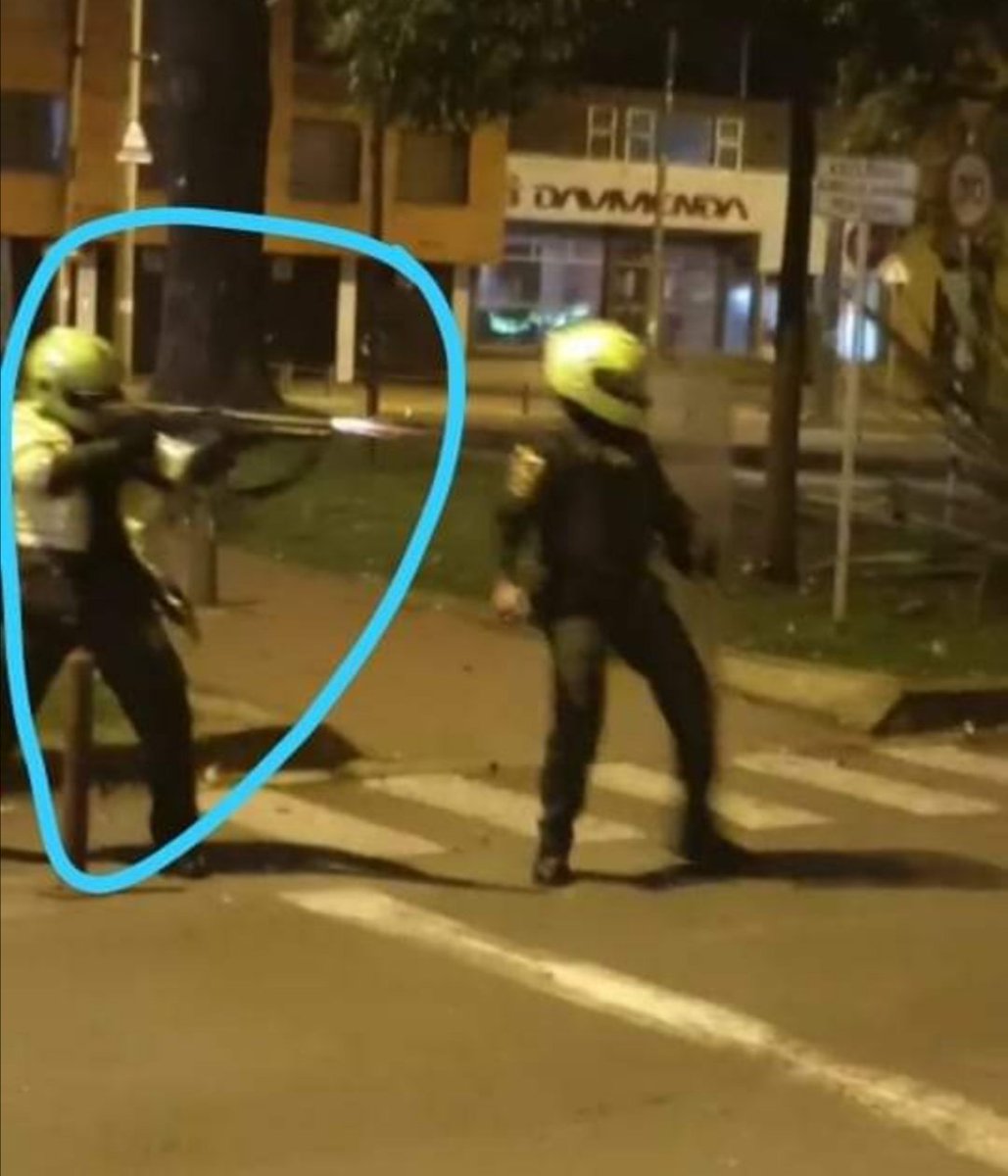 derlilopeza's tweet photo. Lo de ayer en Bogotá fue una masacre a manos de la policía, no de la ciudadanía indignada! #ParoNacional https://t.co/85hQlzkYEu