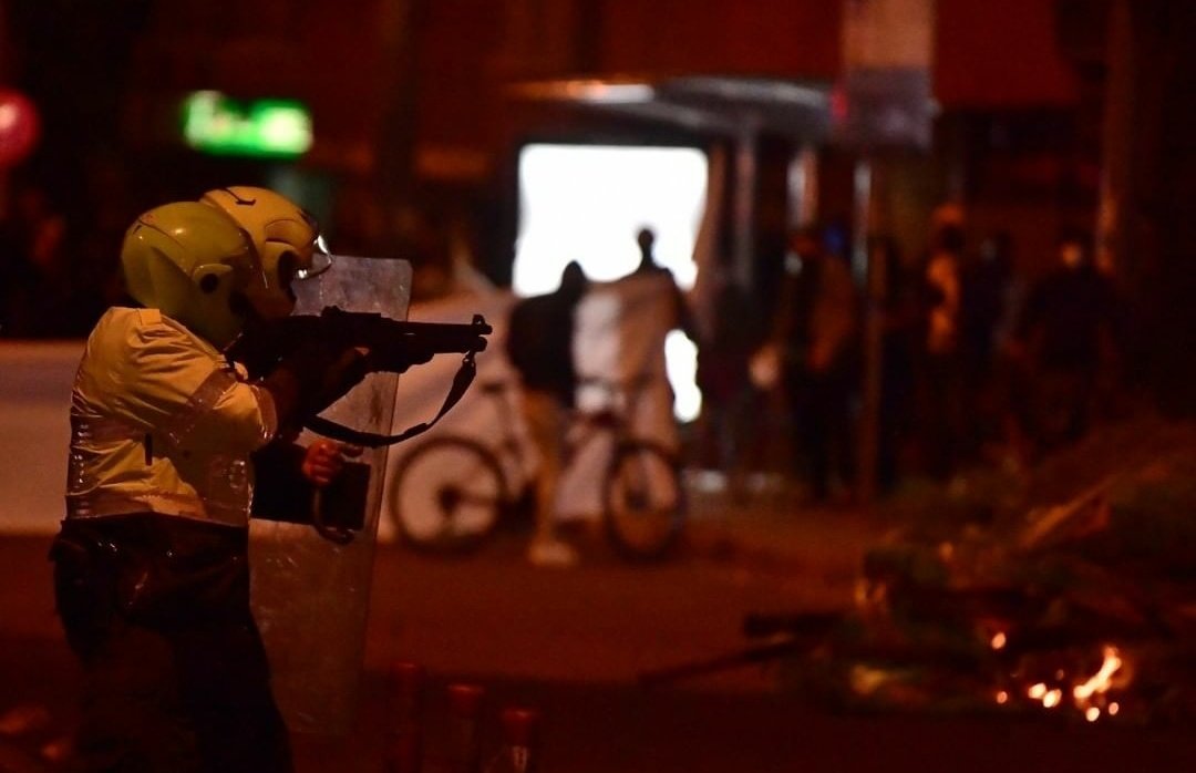 derlilopeza's tweet photo. Lo de ayer en Bogotá fue una masacre a manos de la policía, no de la ciudadanía indignada! #ParoNacional https://t.co/85hQlzkYEu