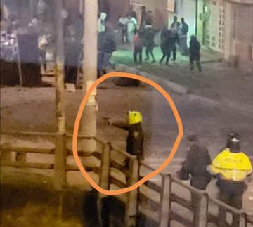 derlilopeza's tweet photo. Lo de ayer en Bogotá fue una masacre a manos de la policía, no de la ciudadanía indignada! #ParoNacional https://t.co/85hQlzkYEu