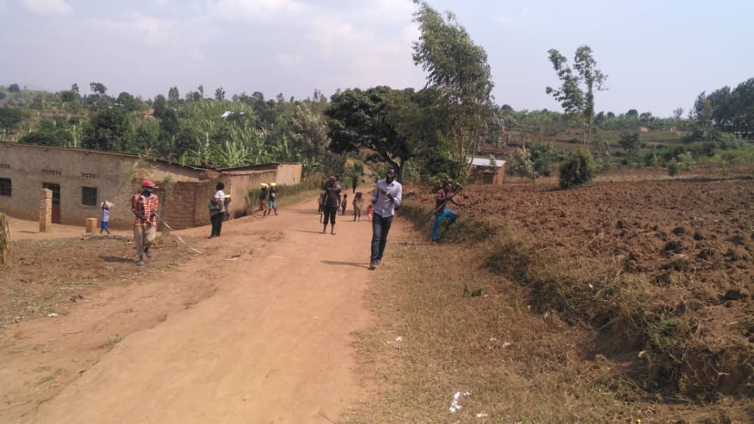 PascalTechRw's tweet photo. #RwOT Contribution in build our Nation's infrastructure is our goal
Last year 2019 #PascalMoto and #PascalTech with Diaspora contributed to building 8 Classrooms and a small Clinic
This weekend we will begin a 10KM Road construction to connect the same village to main Road https://t.co/rqjXFJAziI
