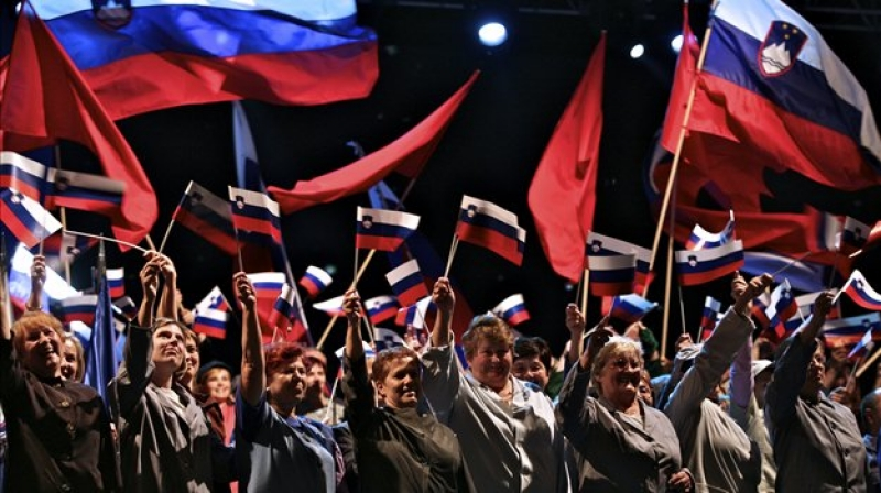 Tout s'enchaîne très vite ensuiteAvril 1990 : premières élections démocratiques23 décembre 1990 : référendum sur l'indépendance de la Slovénie où 88% de la population est POUR25 juin 1991 : la Slovénie fait sécession de la Yougoslavie et devient officiellement indépendante.