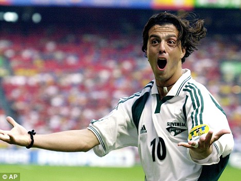 Côté sport collectif, la Slovénie va se distinguer grâce au football dans un 1er temps.Les "Dragons" vont se qualifier pour l'Euro 2000 et la Coupe du Monde 2002 grâce à une belle génération de footballeurs menée par Zlatko Zahovič.