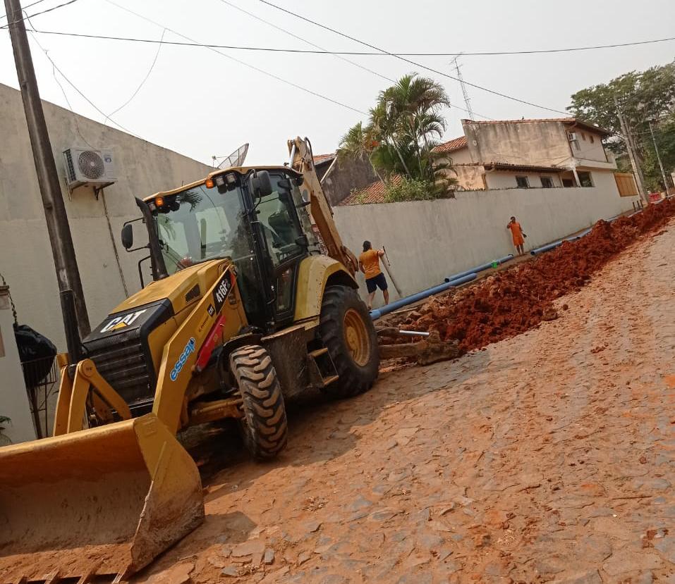 EssapSA's tweet photo. 🚧 En el barrio Vista Alegre de Asunción, previo a la colocación de asfalto planificado por la @AsuncionMuni, trabajamos en el cambio y readecuación de tuberías de agua potable.

📍Araucanos entre Doctor Centurión y Bartolomé de las Casas.

#Essap
#ParaguayDeLaGente 🇵🇾 https://t.co/eEIpiI9PGw