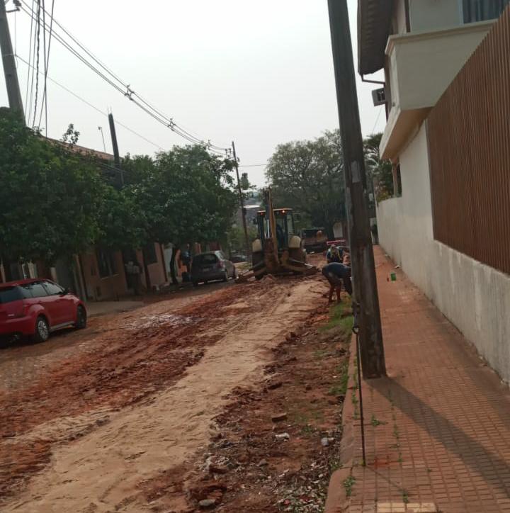 EssapSA's tweet photo. 🚧 En el barrio Vista Alegre de Asunción, previo a la colocación de asfalto planificado por la @AsuncionMuni, trabajamos en el cambio y readecuación de tuberías de agua potable.

📍Araucanos entre Doctor Centurión y Bartolomé de las Casas.

#Essap
#ParaguayDeLaGente 🇵🇾 https://t.co/eEIpiI9PGw