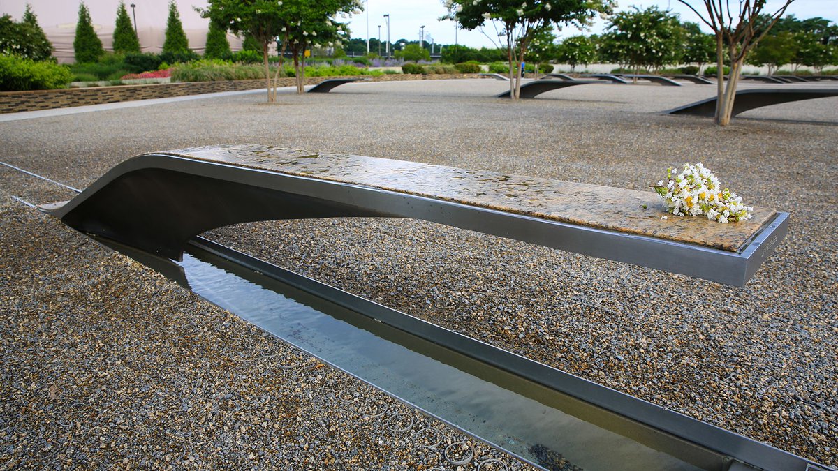 ArlingtonVA's tweet image. 9:37 a.m., the moment of impact at the Pentagon, where 184 lives were lost. #NeverForget911