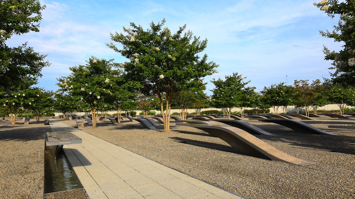 ArlingtonVA's tweet image. 9:37 a.m., the moment of impact at the Pentagon, where 184 lives were lost. #NeverForget911