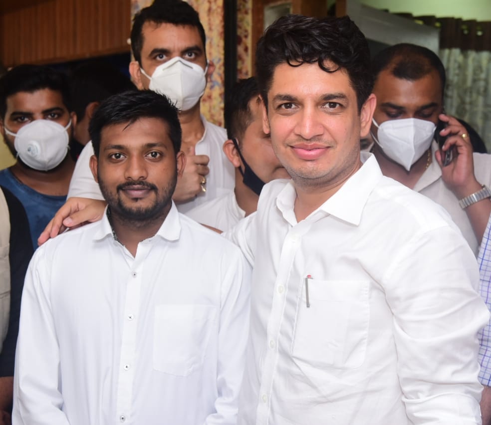 sagar_labde's tweet photo. @IYCMaha अध्यक्ष @satyajeettambe यांच्या नेतृत्वाखाली आज ठाणे शहरात #RozgarDo आंदोलन यशस्वीरीत्या पार पडले,त्यावेळी दादांसोबत टिपलेला क्षण.@IYC @HarpalsinhIyc @pradipsindhav1 @BindraWinner @RishikaRaka @hanfi_rahil @sonallaxmi @jainsachinr @GholapLokesh @carinaxavier31 @IYCvish https://t.co/QKRpuKse8h