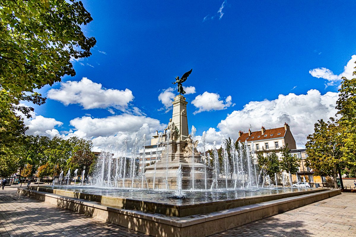 KyonyxPhoto's tweet photo. Série "Dijon Centre vert" - Ceinture naturelle

Le monument à Sadi Carnot semble être le chef d'orchestre des jets de la fontaine, parfaitement ceinturé par la verdure des arbres.

#dijoncentrevert #DijonCapitaleVerte #EGCV #capitaleverteeuropeenne #placedelarepublique #fontaine https://t.co/PdZ5pMMyPo
