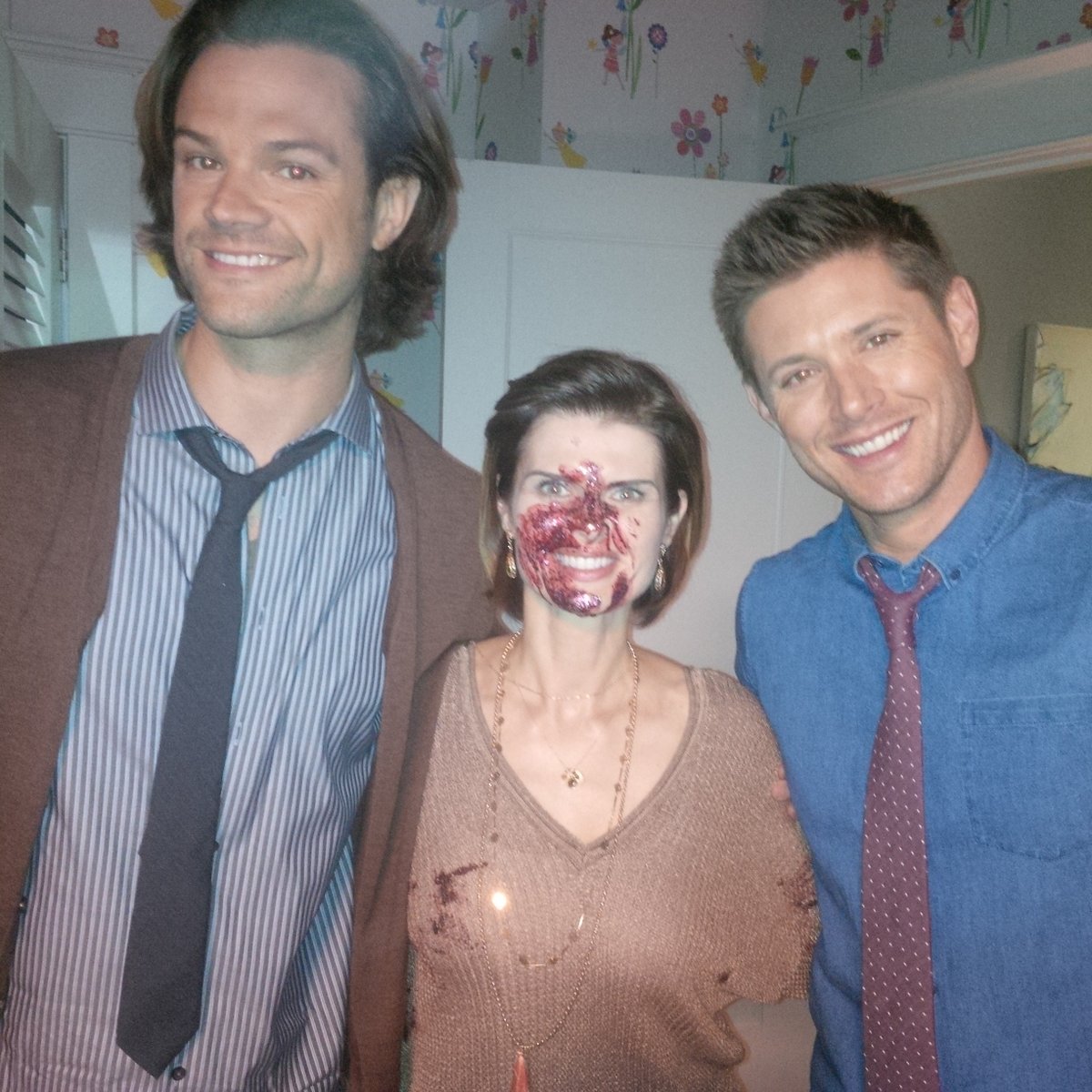 carrie_genzel's tweet photo. Thank you for the spiders, the sparkles and for setting a standard for a show that isn't just great entertainment but a movement of acceptance, overcoming obstacles, and learning to love ourselves. #ThankYouSupernatural to @therealKripke, @jarpad &amp; @JensenAckles #CarryOn https://t.co/52ukvV0PSe