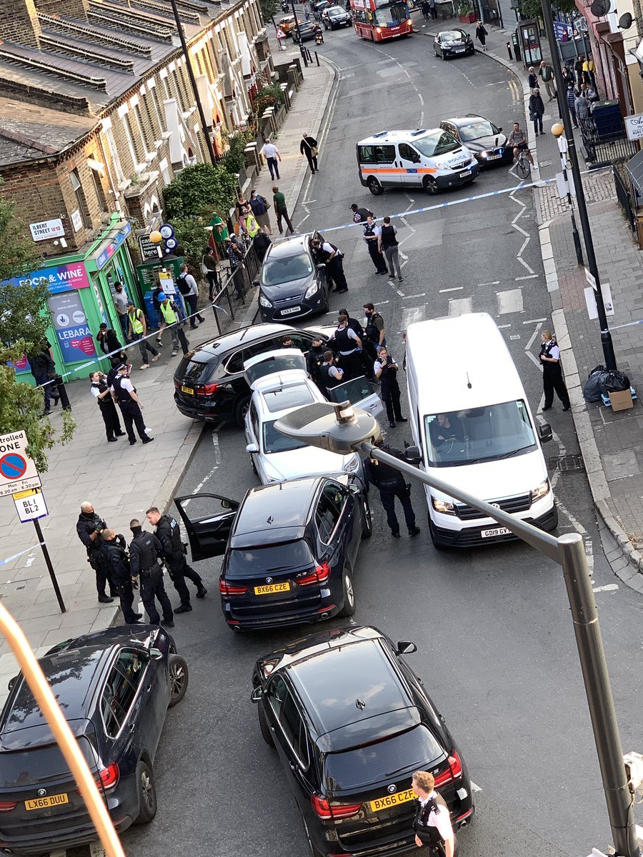 kieranmcmulln's tweet photo. Big big big bust up on #chamberlayneroad multiple undercover jeeps, police vans, police cars. https://t.co/j68XzdTY4x