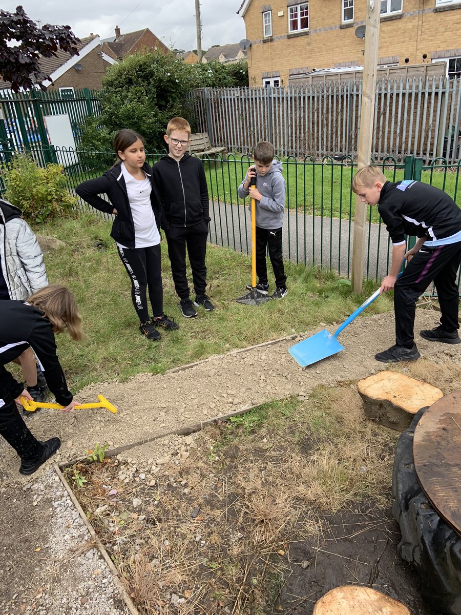 A bit of groundwork this afternoon during #PhysicallyActive #Enrichment  @Y6church_prim helping to repair the @eyfschurch path 💪🏼 🔨 #Community @JoinUsMovePlay @church_prim