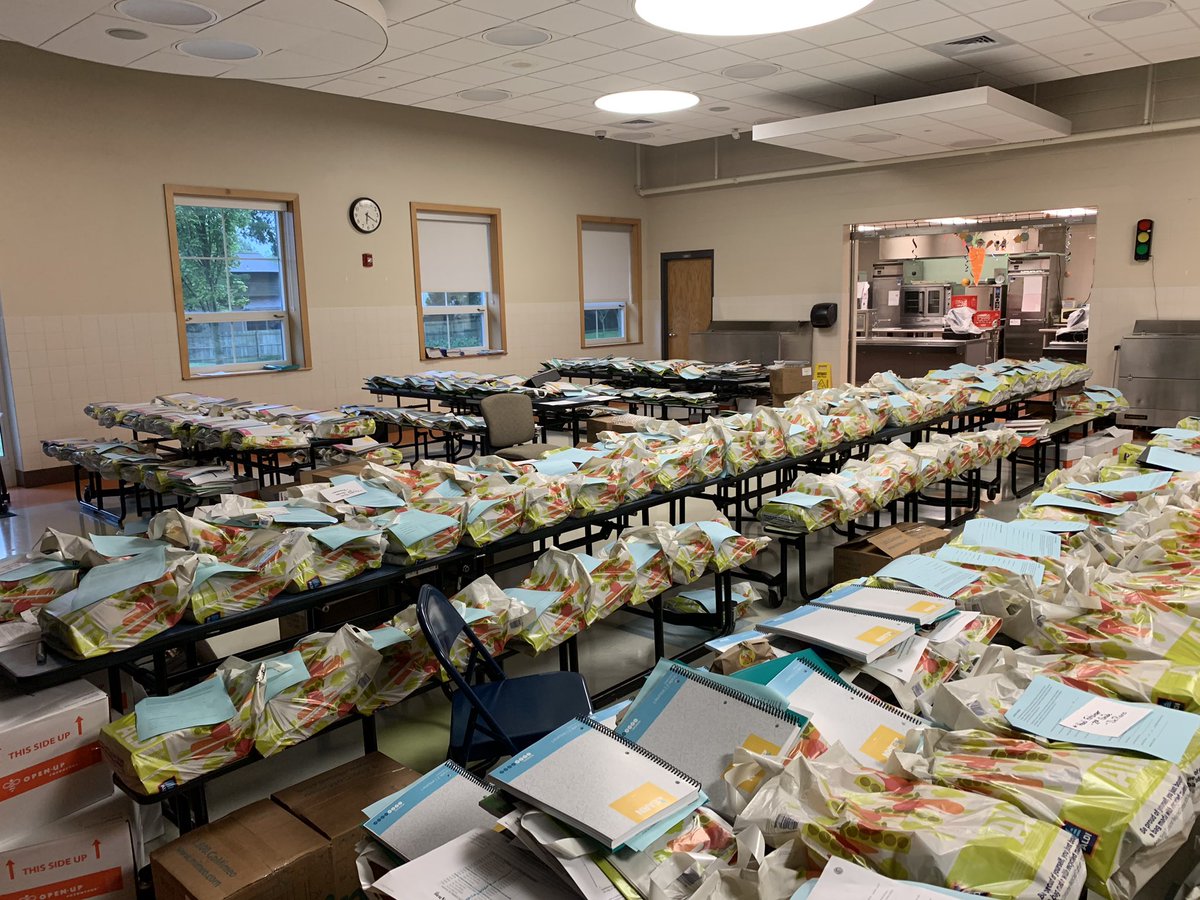 HanbySchool's tweet photo. Device and material distribution is happening now!! We will be here until 7:00 pm and tomorrow 8 am- 3 pm. We canβt wait to see you!! #HanbyOneHive @BSDk12 @BsdElementary πππ€ https://t.co/RNBHxsYGQV