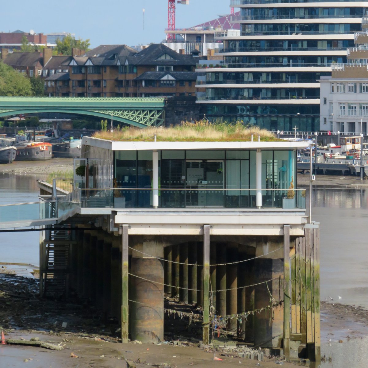 CrookshankMolly's tweet photo. Can you spot the #greenroof? 
Check out #Fulham Jetty on the #RiverThames which has a 1,000m2 green roof 🍃 
Not only a mini #wildlife #reserve but this also provides the local community with an ecological #education centre right on their doorstep! 🌱🌼
#greeninfrastructure https://t.co/o7lF4C1ZuS