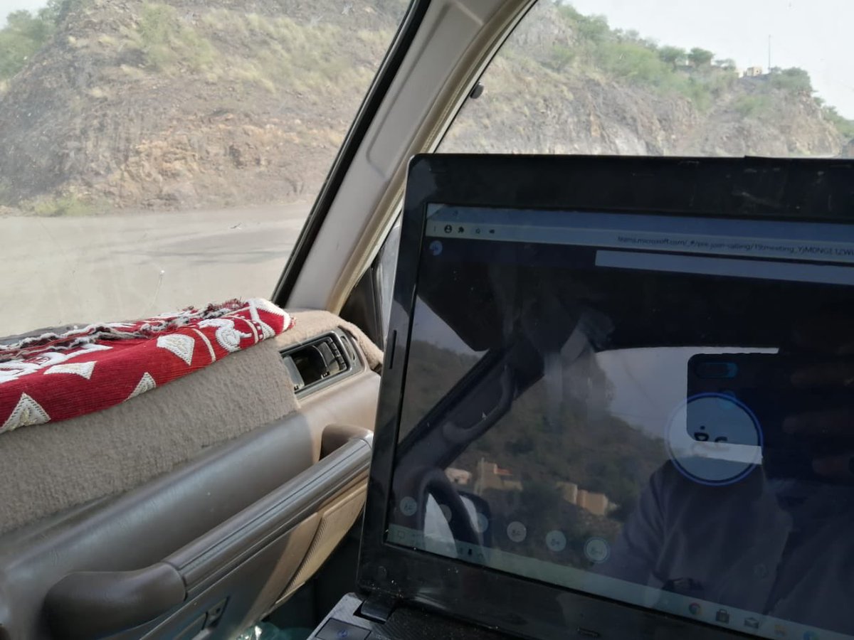 أحد طلابي في المناطق الجبلية أخرجه أبوه من البيت يبحث عن الشبكة في عز الحر. صورة بألف معنى 😑