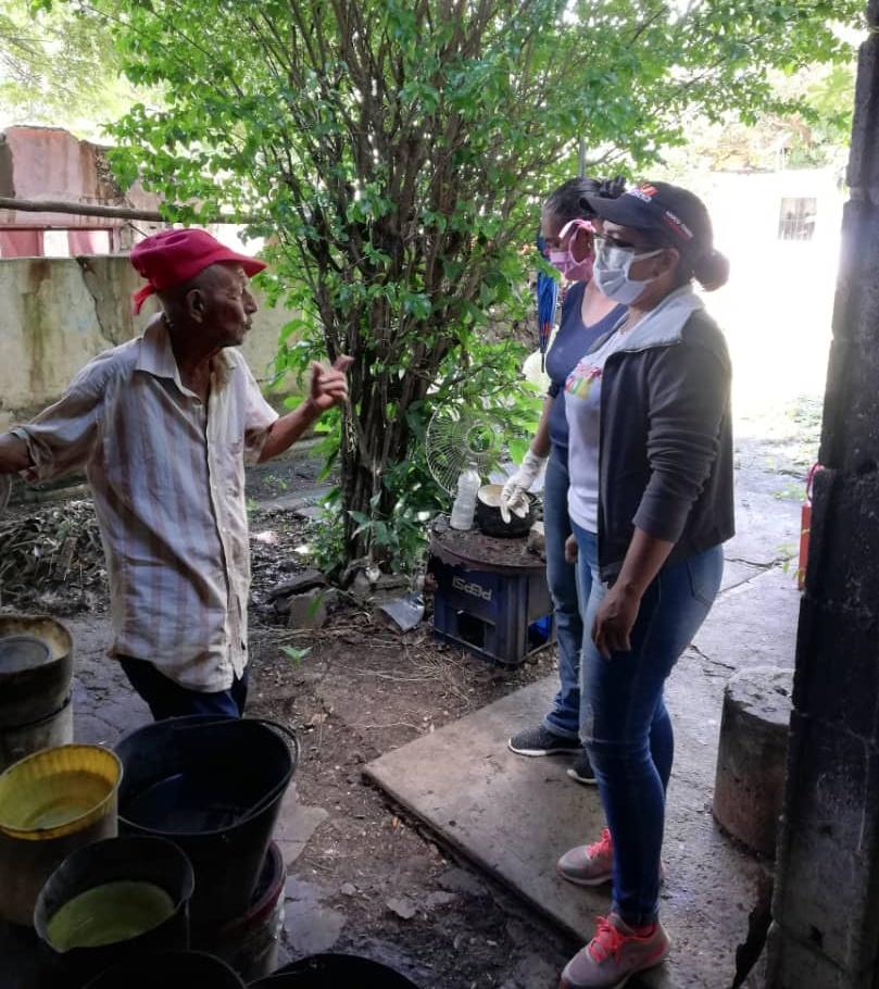 FelixR_JPSUV's tweet photo. #JuevesSocial🤝
Felicito al equipo de mujeres valientes de la Dir.Desarrollo Social que día a día salen a brindarle protección a nuestro pueblo. Porque a pesar de la pandemia que estamos atravesando, la revolución y el amor por su gente no se detiene y continúa haciéndose sentir. https://t.co/fxVw8D6VVe