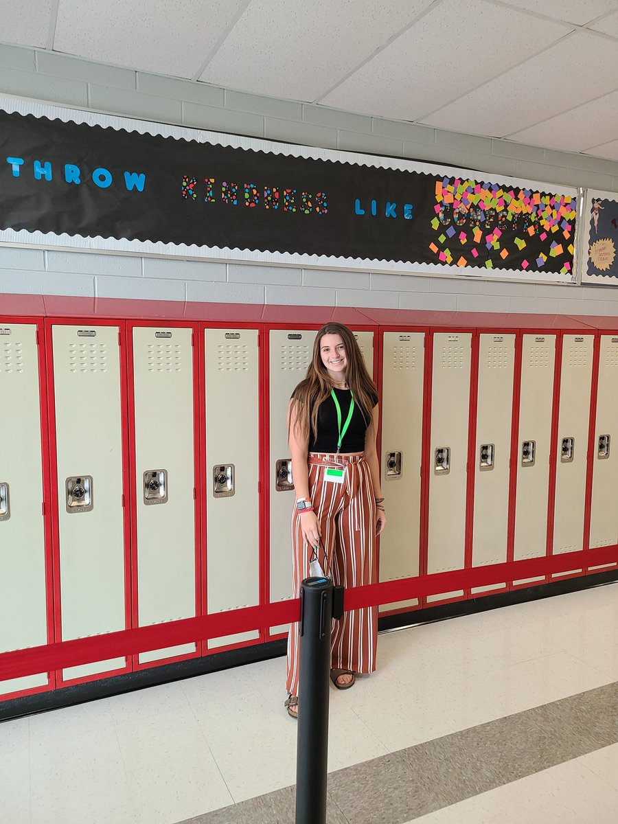 MelissaWojowski's tweet photo. Every year YHS Field Experience students have an interest in going back to YMS to work with teachers they had.  This year is no exception. Meet Chaeli B. She is interning this year with YMS guidance counselors.
#fieldexperience 
#ymsmentors
#teacherinfluence https://t.co/AfIxEXxip9